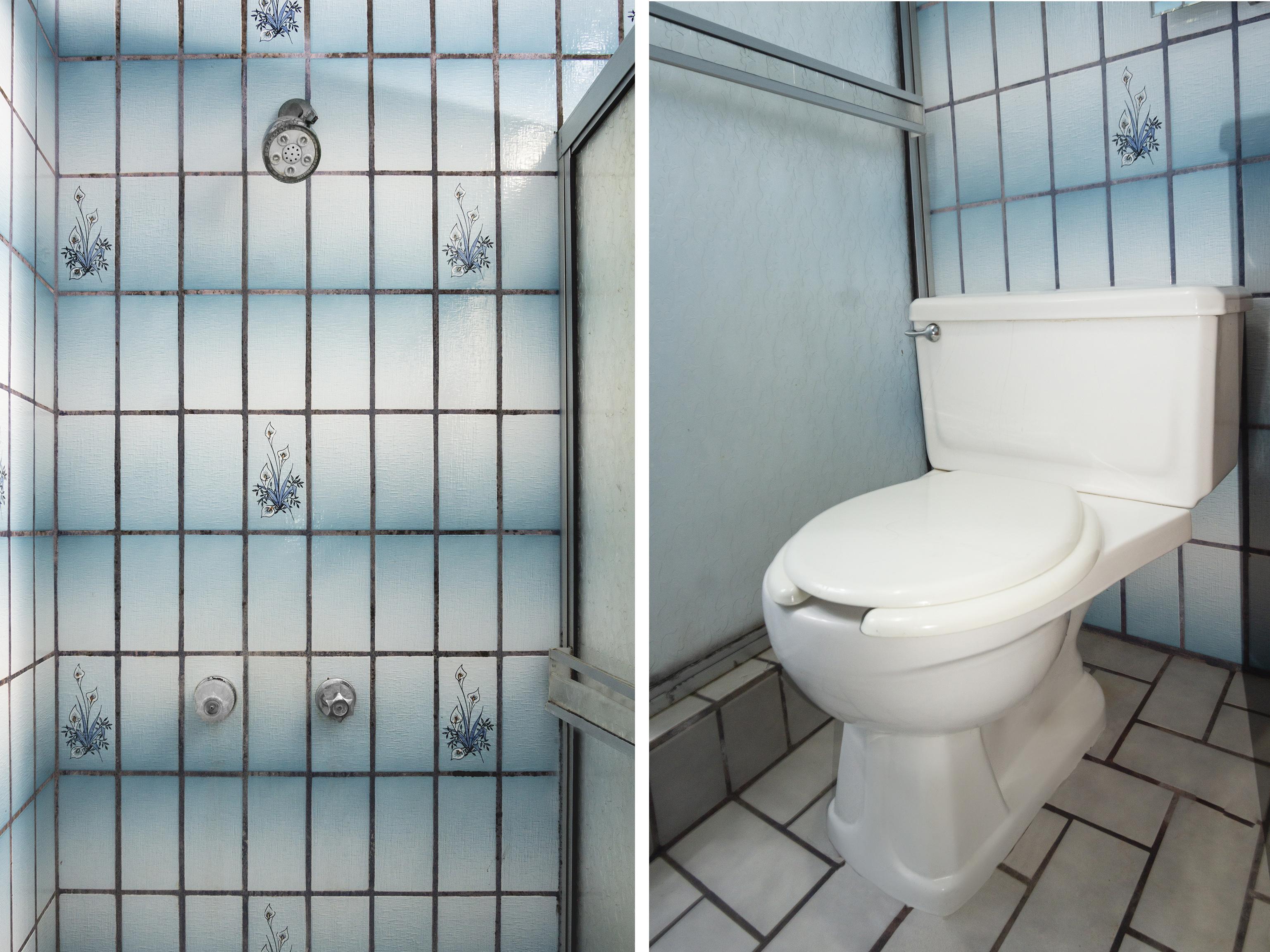 Oyo Hotel Hacienda Don Luis, Rosarito Extérieur photo A shower and toilet in a typical Western bathroom
