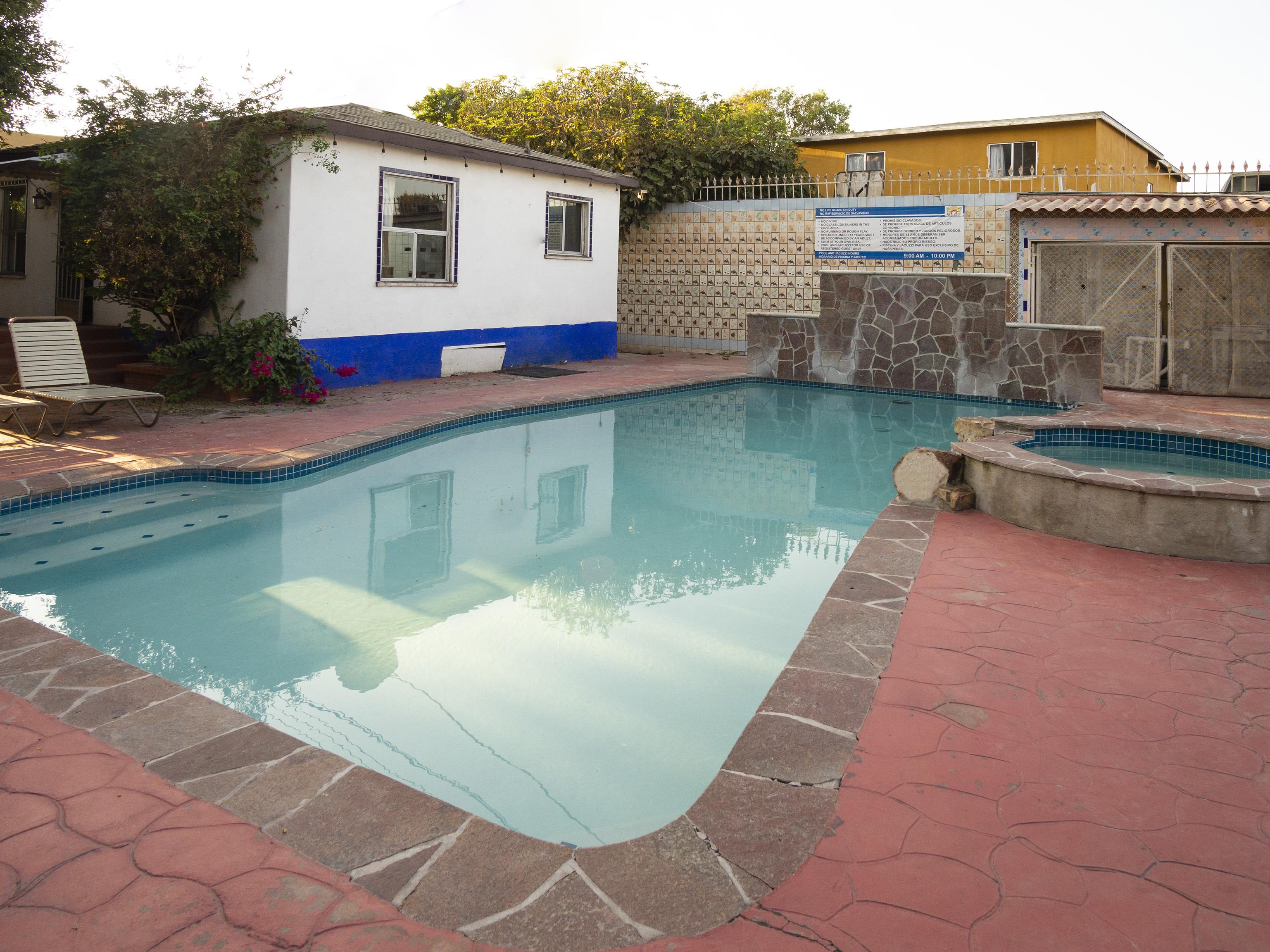 Oyo Hotel Hacienda Don Luis, Rosarito Extérieur photo A swimming pool in a private backyard