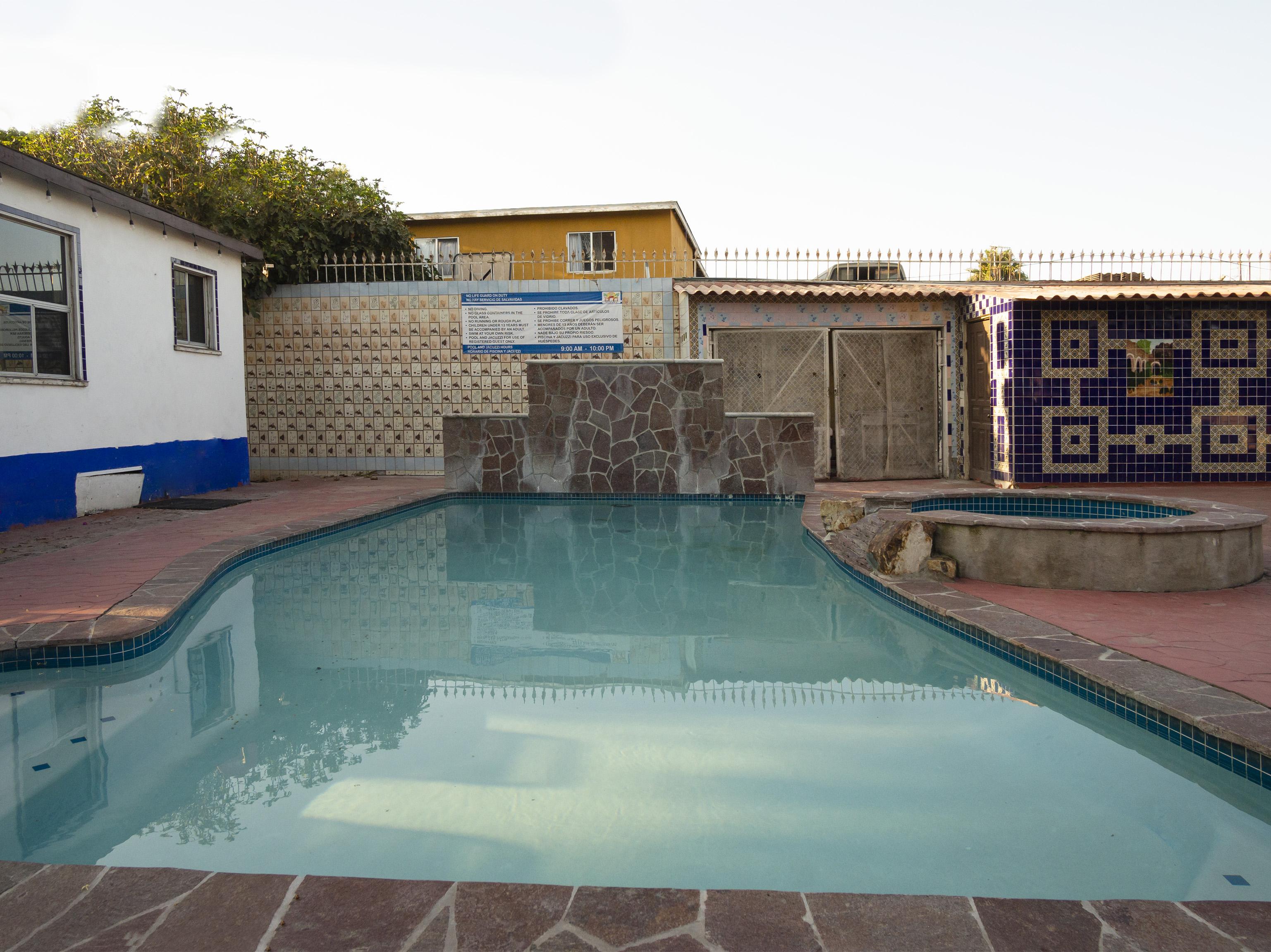 Oyo Hotel Hacienda Don Luis, Rosarito Extérieur photo A swimming pool in a house in Soweto, South Africa