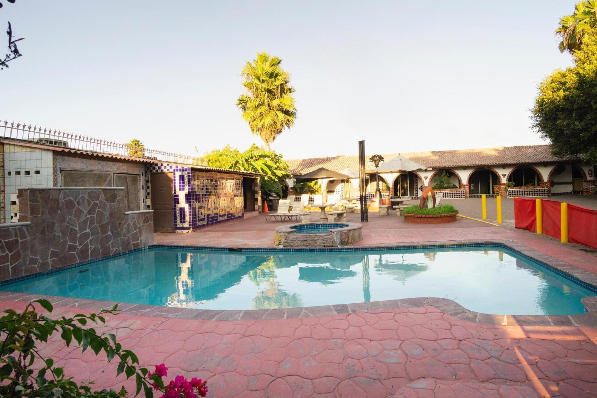 Oyo Hotel Hacienda Don Luis, Rosarito Extérieur photo The pool at the Oasis of Miniatures