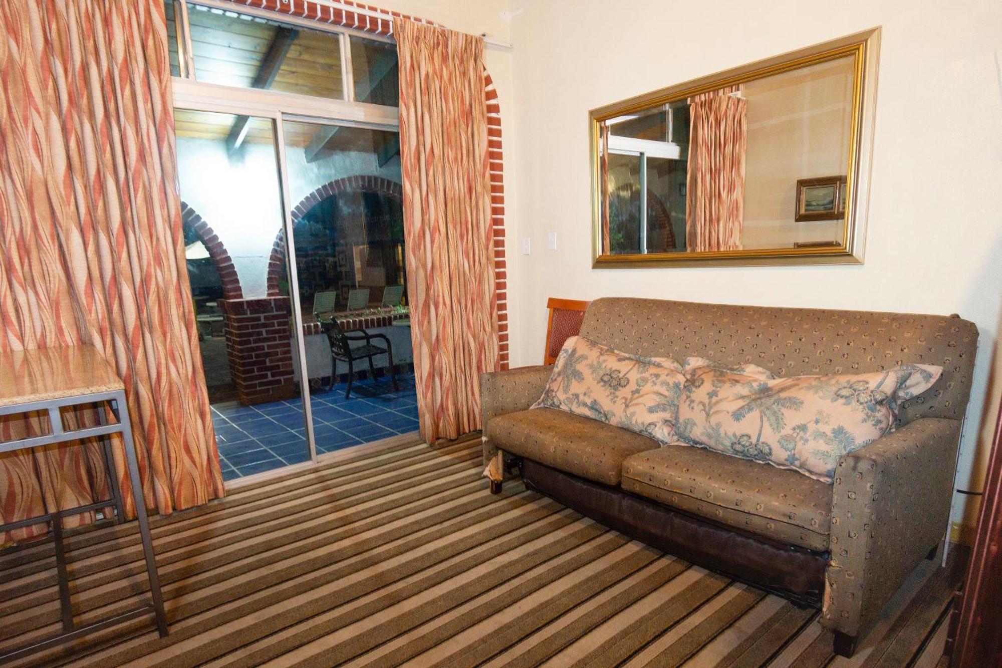 Oyo Hotel Hacienda Don Luis, Rosarito Extérieur photo A room at the hotel